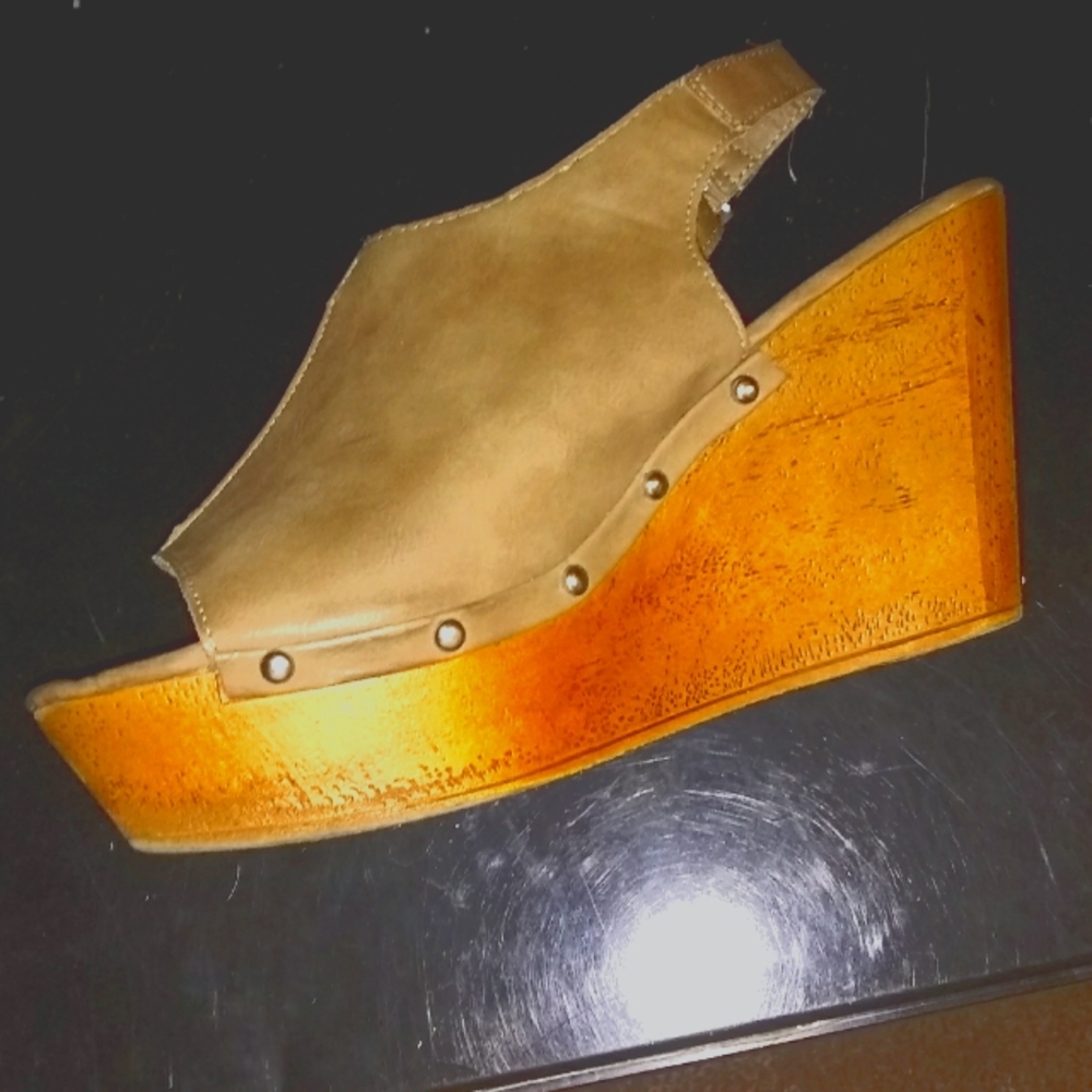 Woman's platform shoes